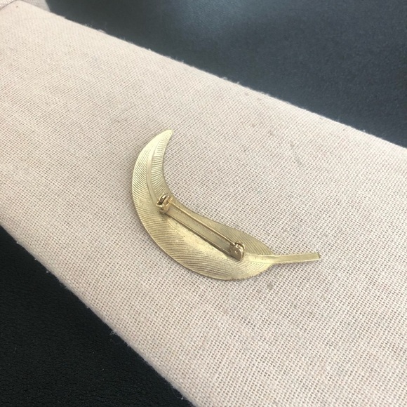 Vintage Gold Tone Leaf Brooch - Picture 2 of 3